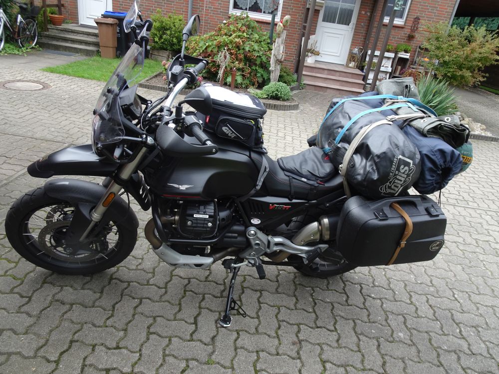 Die kleine Guzzi mit Gepäck