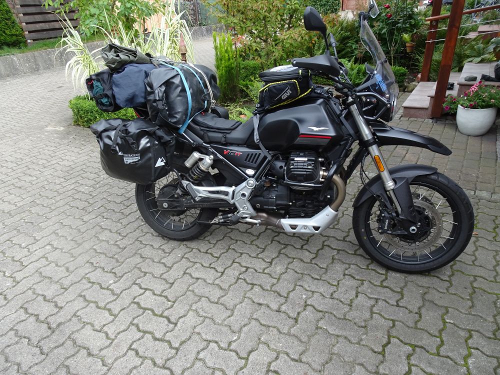 Die kleine Guzzi mit Gepäck