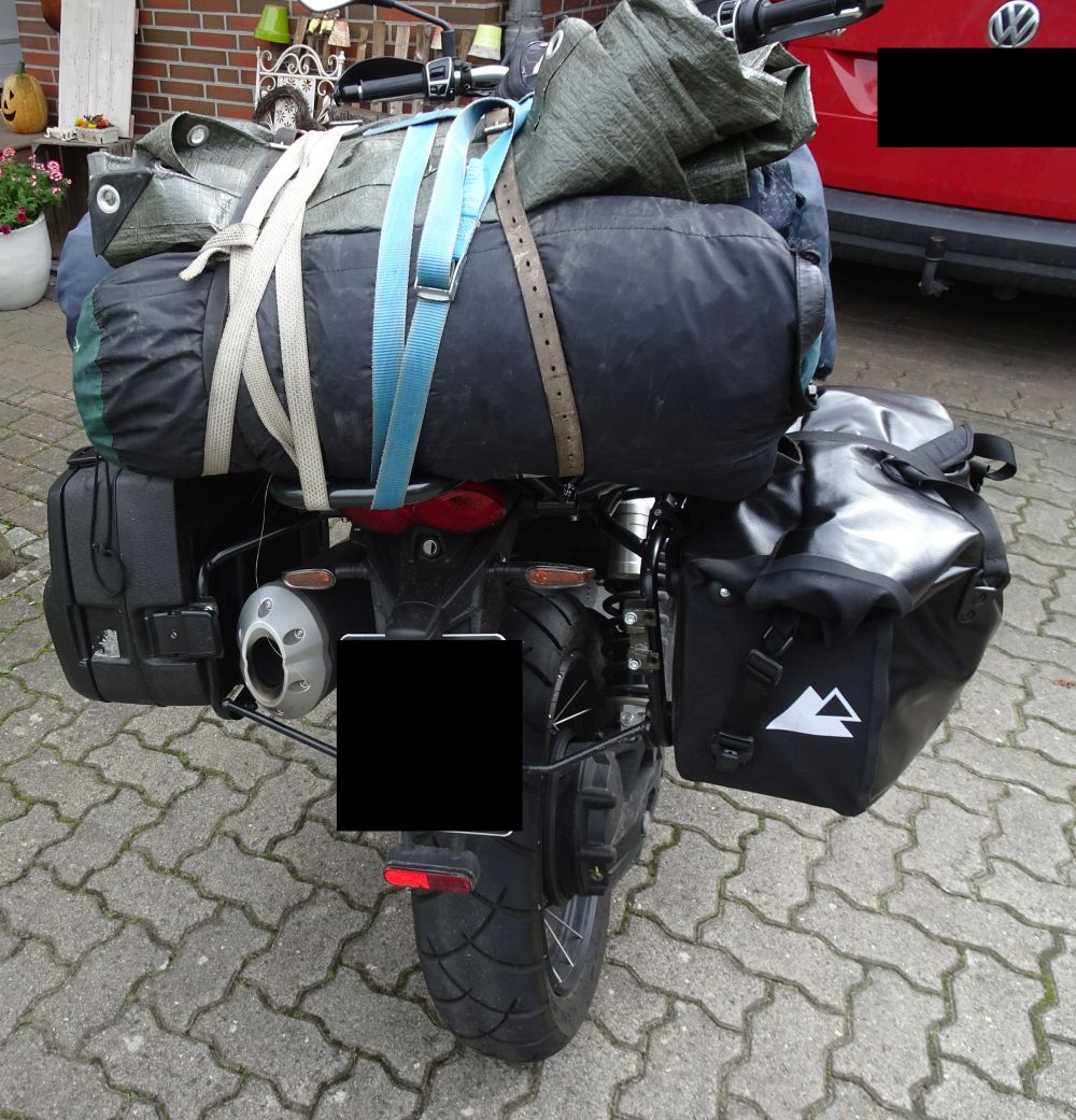 Die kleine Guzzi mit Gepäck